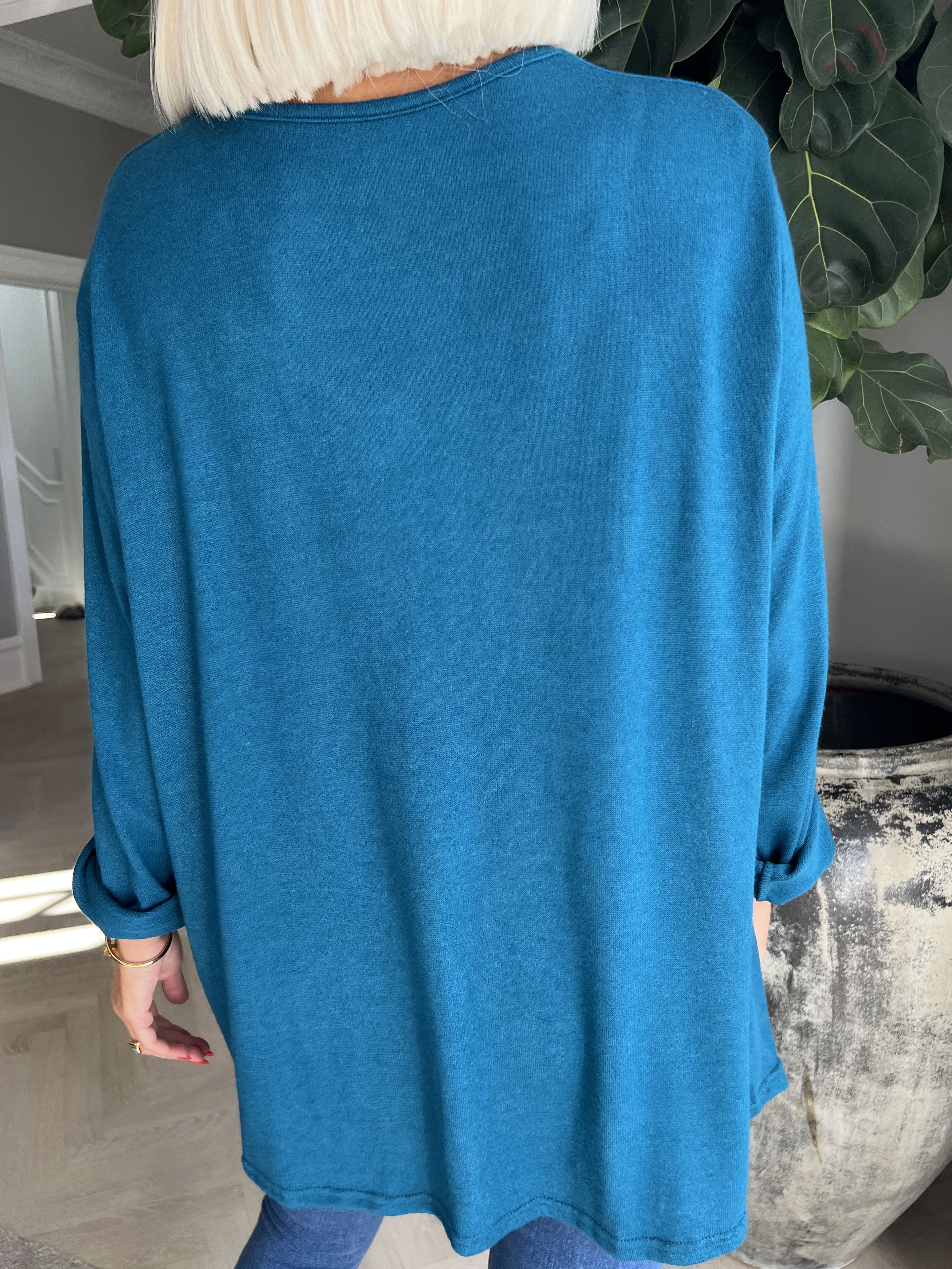 Linn - Mjuk blus med knut på bröstet